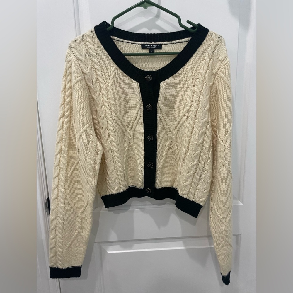 Cardigan with flower buttons